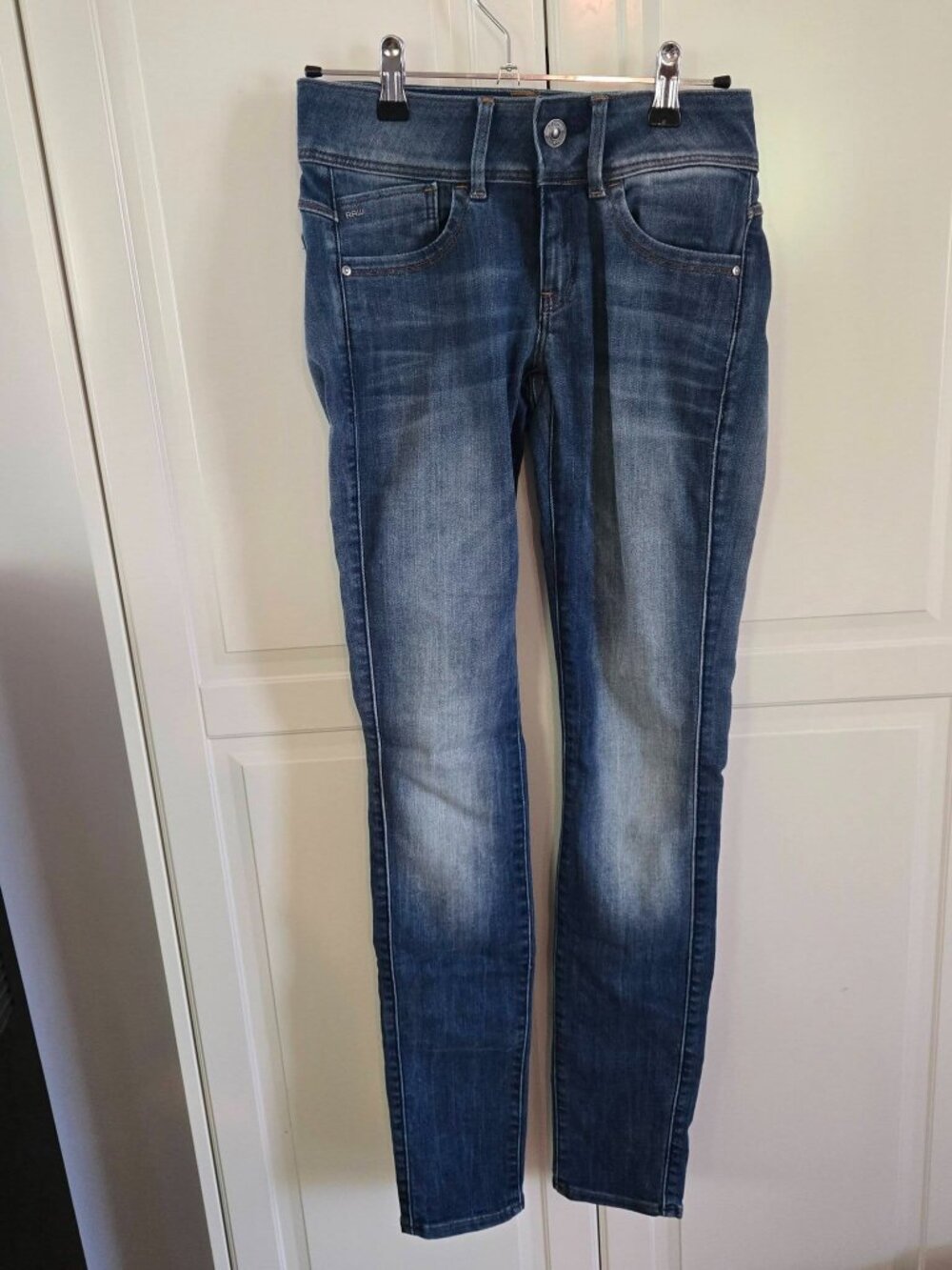 Linn Mid Skinny jeans, size 26 (equivalent to Small), length 32.